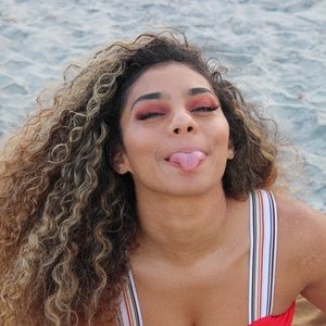 Meet your Posher, Dominique